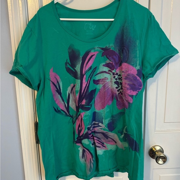 Tops - Beautiful happy flower tee shirt that can be dressed up or down. Must have